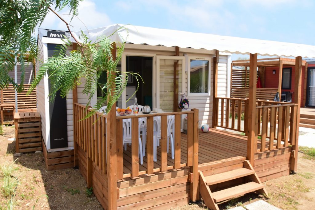 Vue sur terrasse d'un camping mobil-home agde